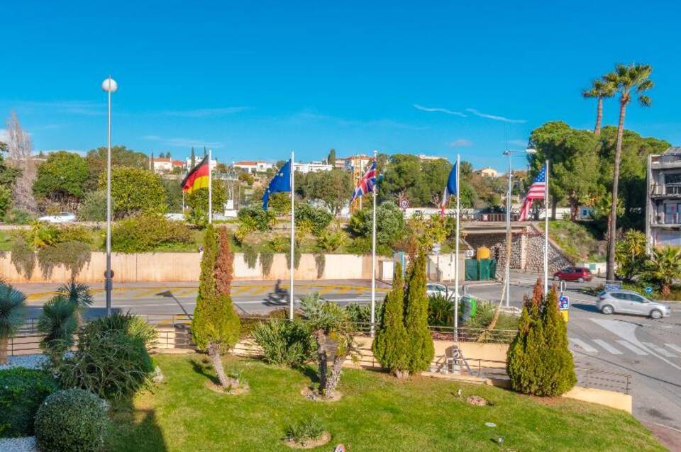 Holiday Inn Nice - Saint Laurent du Var 2