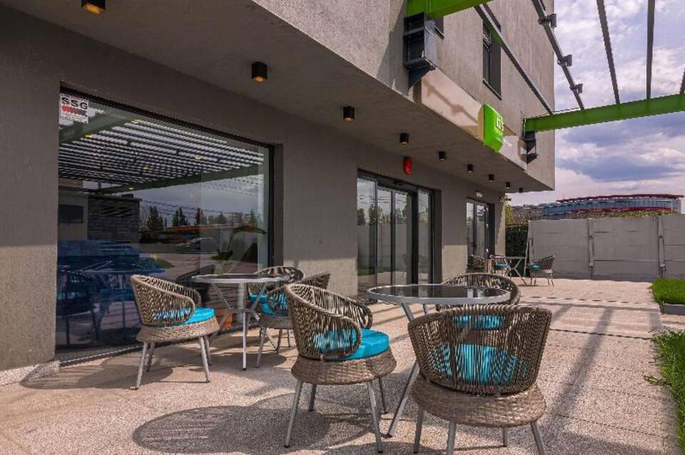 Hotel ibis Styles Bucharest Airport 2
