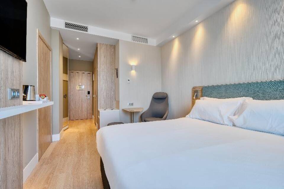 Holiday Inn Express Madrid Airport 2