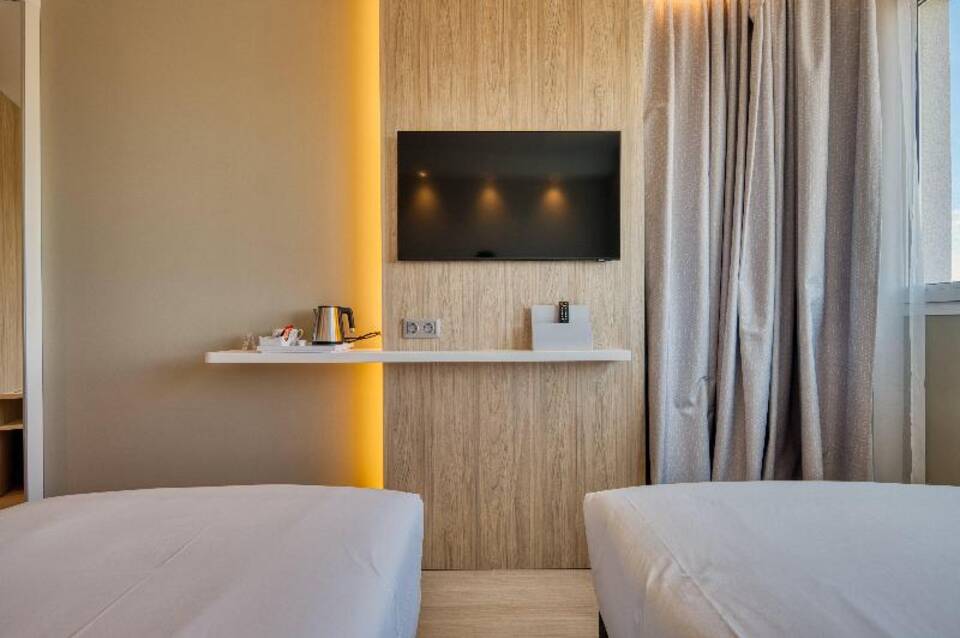 Holiday Inn Express Madrid Airport 4