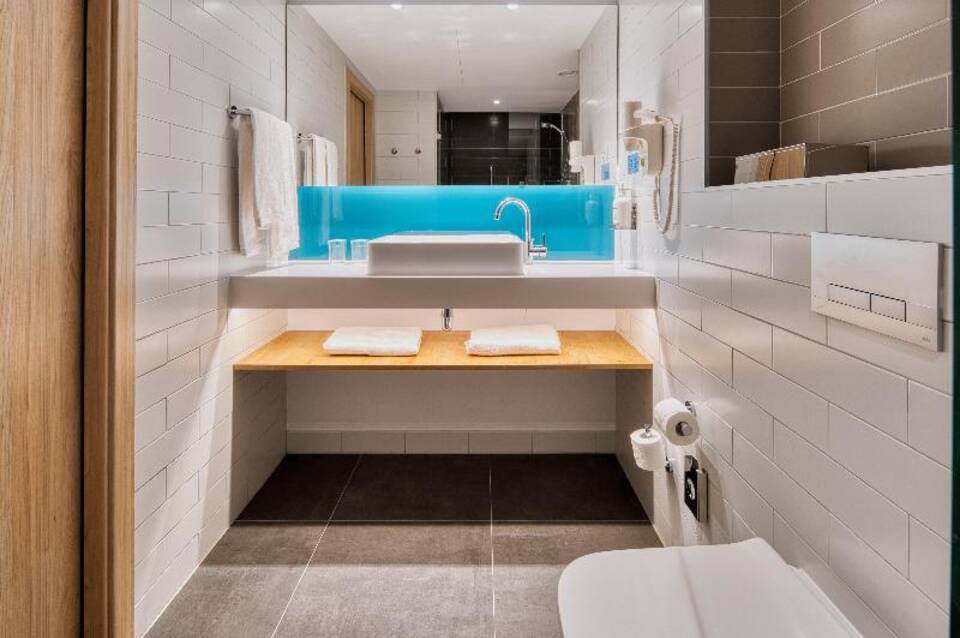 Holiday Inn Express Madrid Airport 5