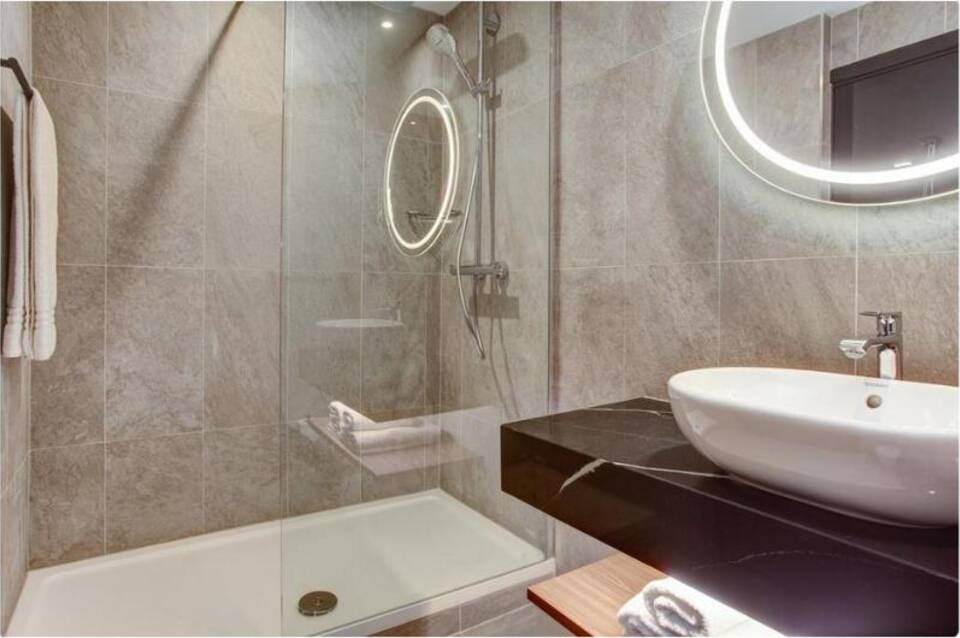 Radisson Red London Gatwick Airport 2