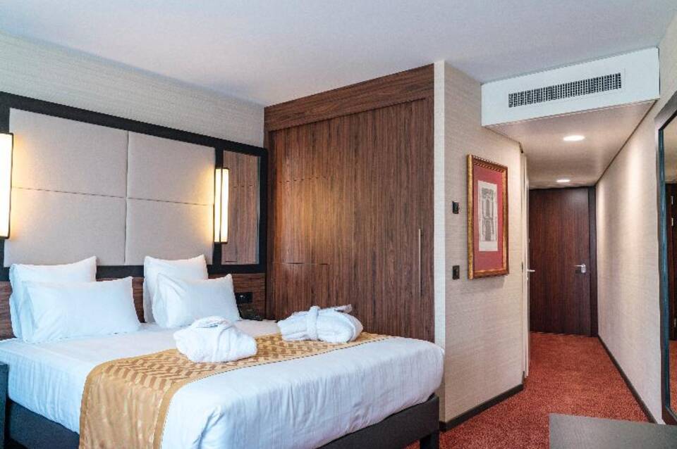 Nash Suites Hotel 4